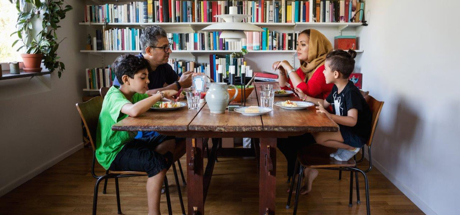 maaltijd- familie-aantafel-metkinderen