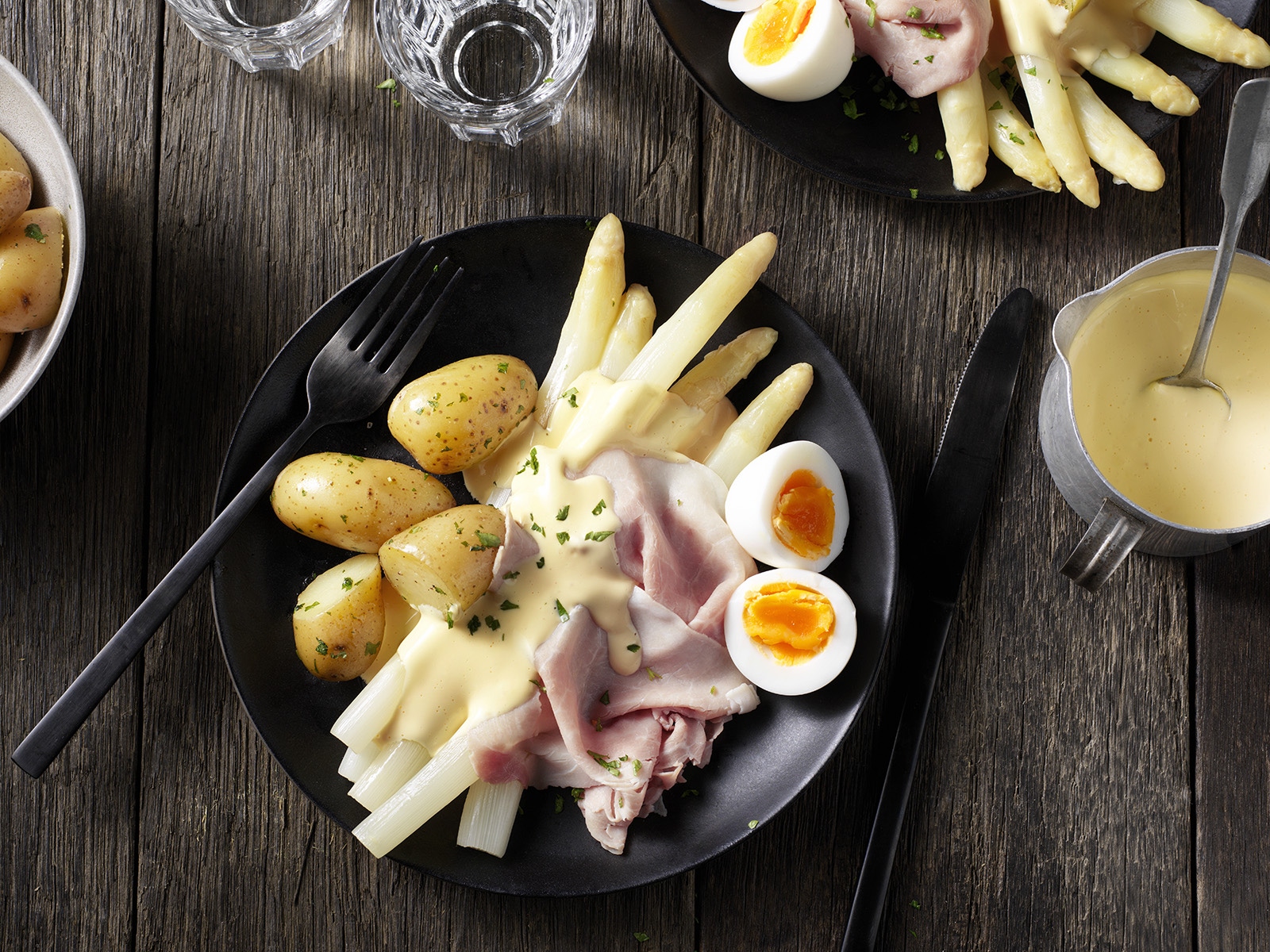 Witte asperges met ham en ei