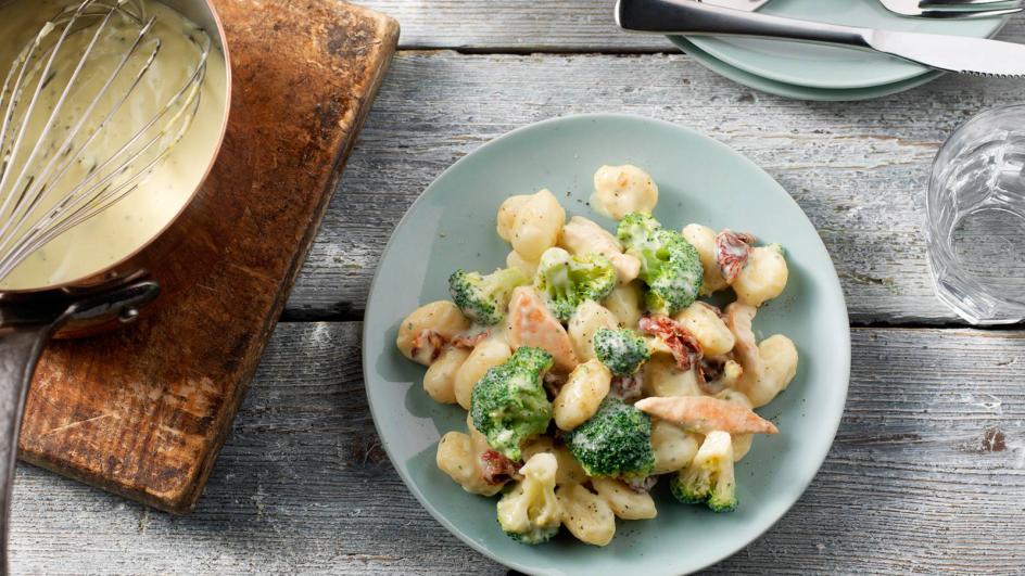 Gnocchi met 4-kazensaus, broccoli, spekjes en gedroogde tomaatjes