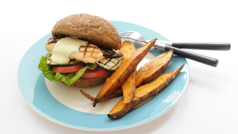 Kipburger met gegrilde aubergine en geroosterde zoete aardappel