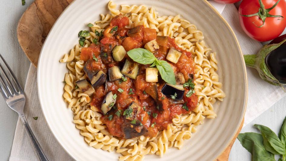 Snelle pasta met tomaat-auberginesaus