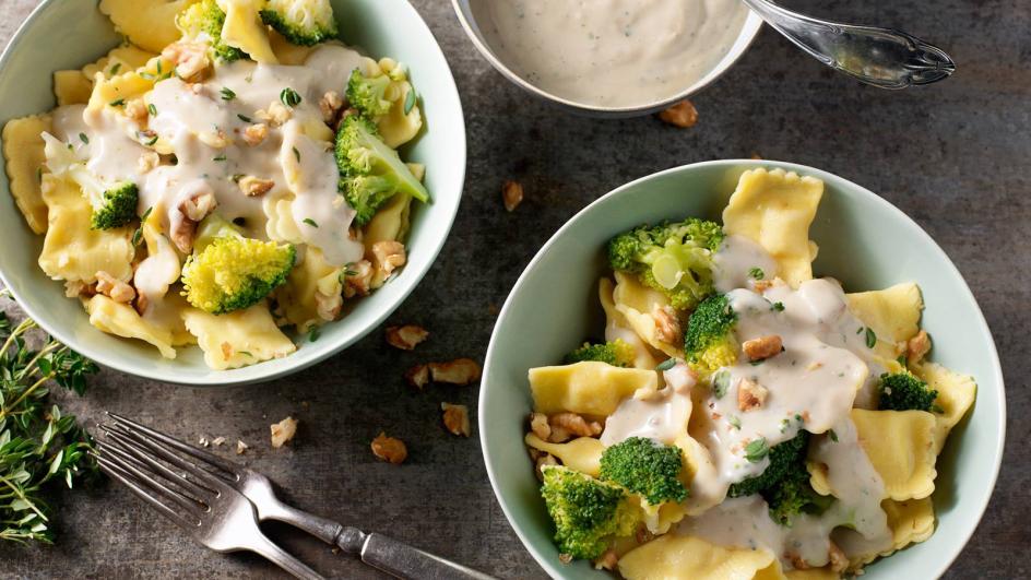 Vega kaasravioli met broccoli en champignonsaus