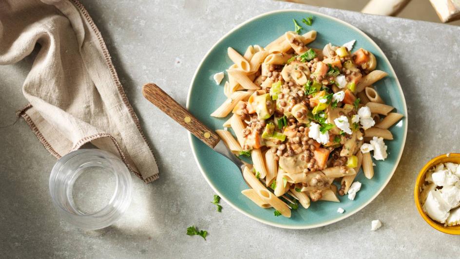 Vegetarische pasta met linzen, geitenkaas en champignonsaus