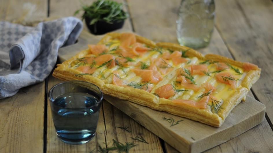 Plaatpizza met asperges en gerookte zalm