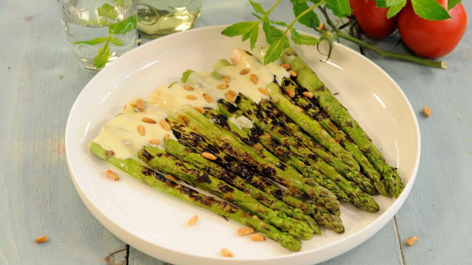 Gegrilde groene asperges met aspergesaus