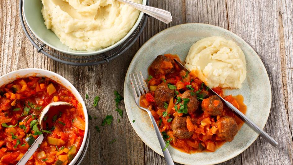 Gehaktballetjes in groenten tomatensaus met aardappelpuree kaas