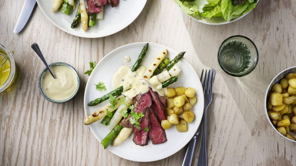 Gegrilde groene en witte asperges met biefstuk en asperge saus