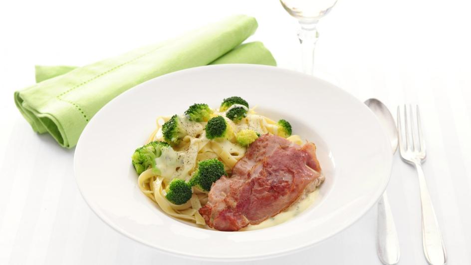 Italiaanse varkensschnitzels met broccoli en tagliatelle