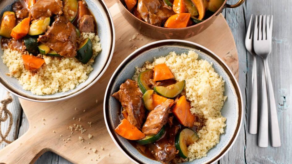 Runderstoof met gestoofde winterpeen, courgette en couscous