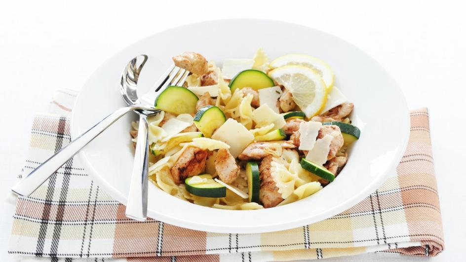 Pasta met knoflookkip en courgette