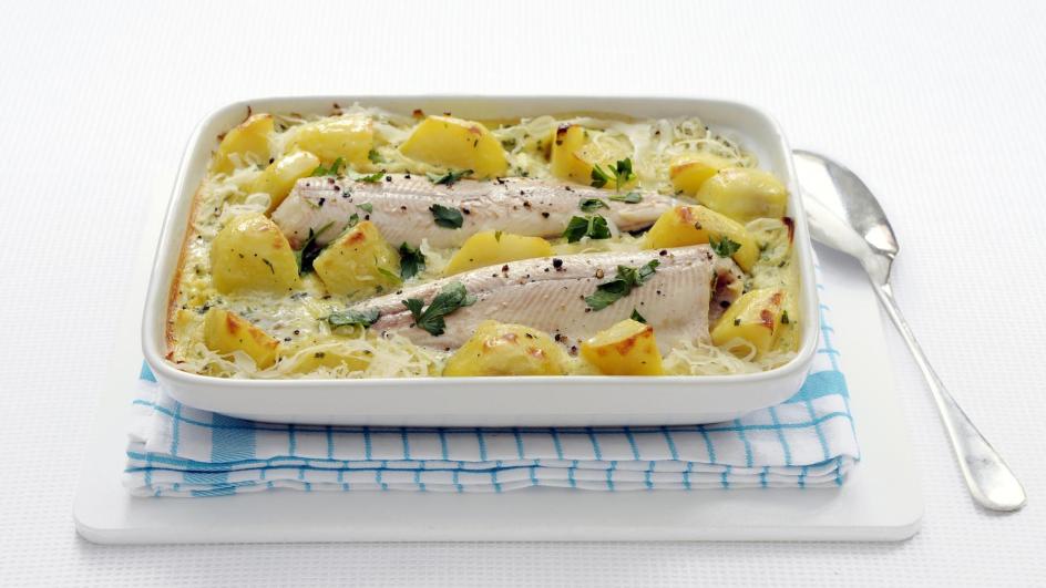 Ovenschotel met forel, zuurkool en aardappel