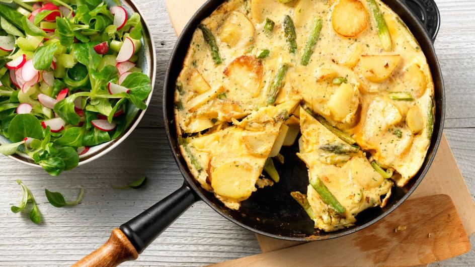 Ham-kaas aardappel frittata met groene asperges