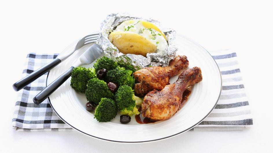 Kipdrumsticks met gepofte aardappel en broccoli