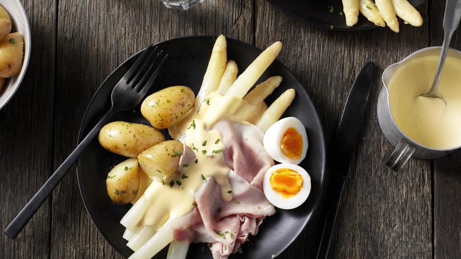 Witte asperges met ham en ei