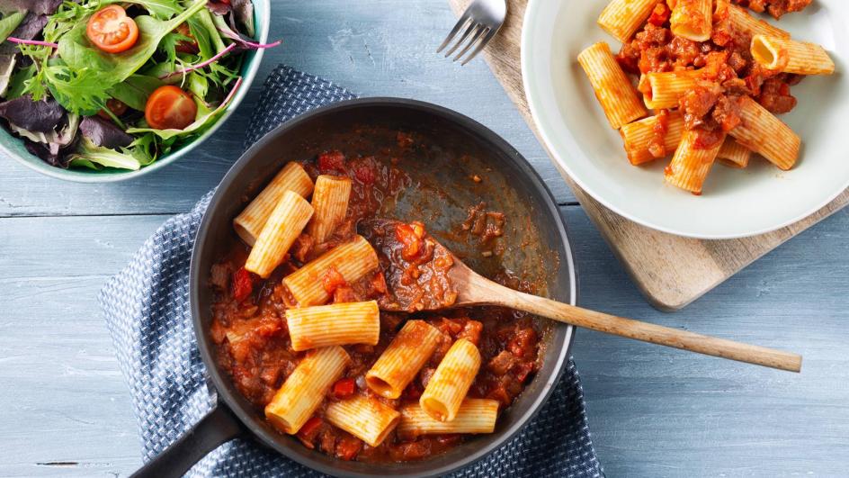 Rigatoni met salami en gegrilde paprika