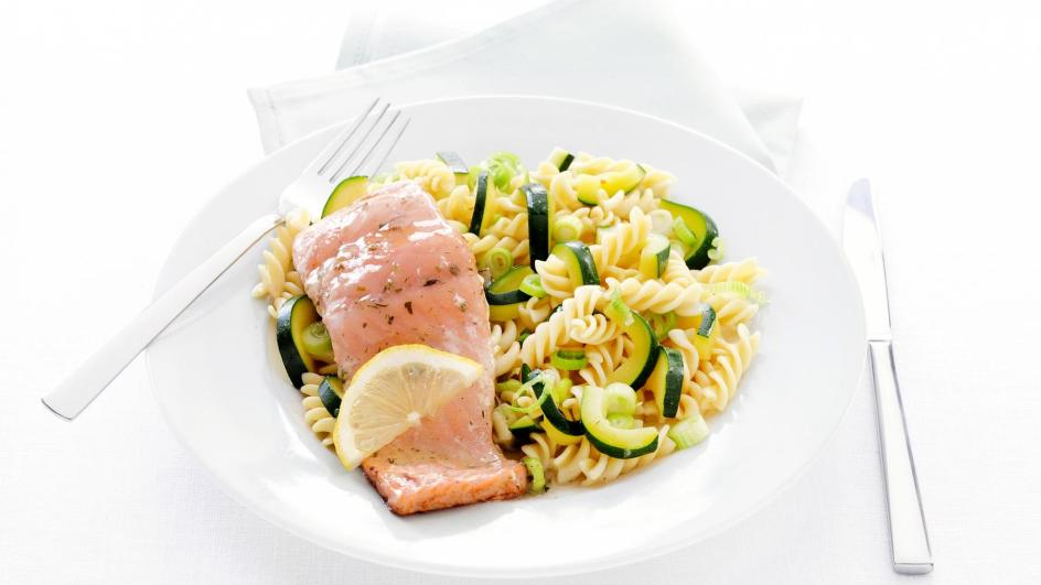 Pasta met zalm en bosuitjes