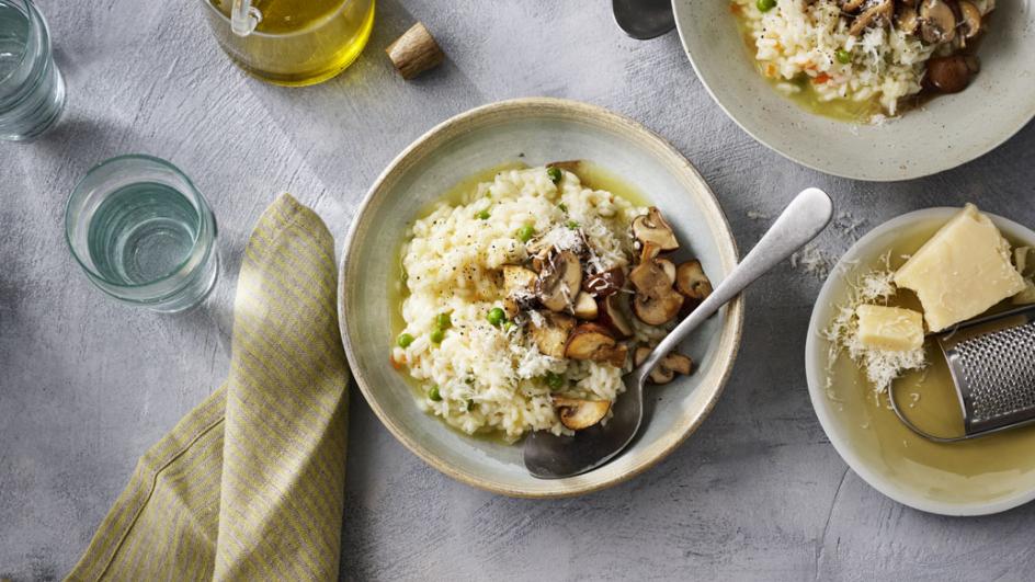 Risotto met groentebouillon, champignons en doperwten