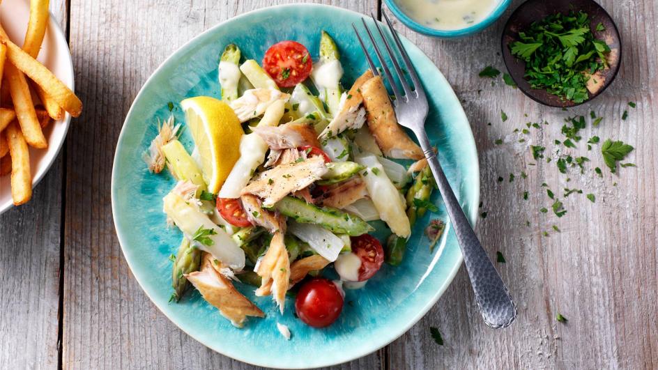 Aspergesalade met makreel, groene en witte asperges