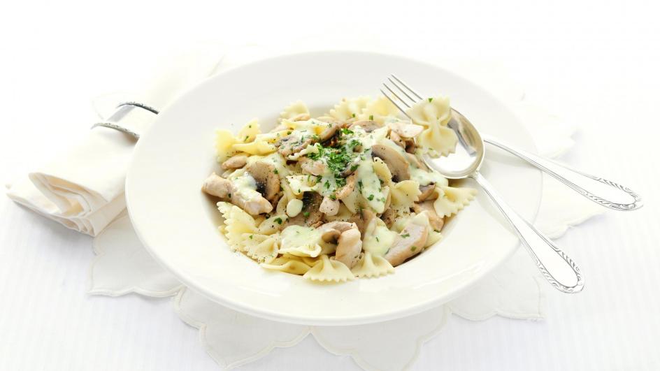 Vlinderpasta met kip, champignons en kaassaus