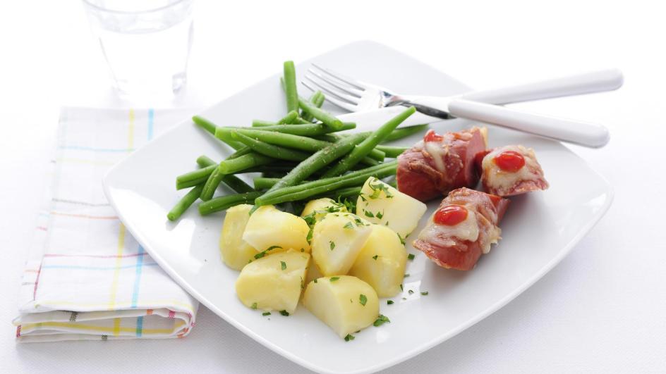 Recept met rookworst uit de oven, gekookte aardappelen en sperziebonen
