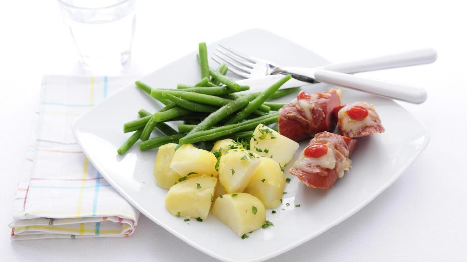 Rookworst uit de oven, gekookte aardappelen en sperziebonen