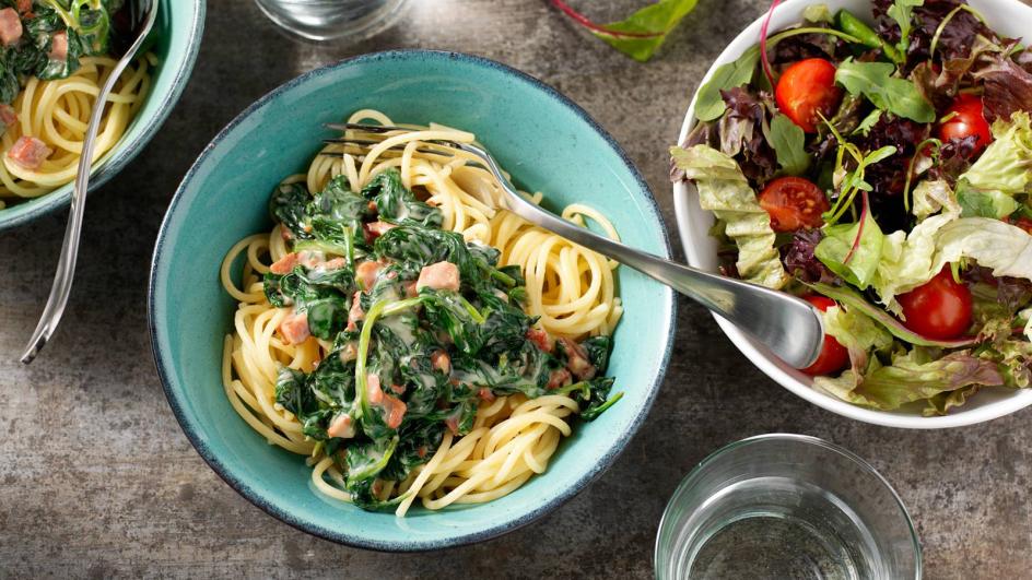 Spaghetti met spinazie, kaassaus en spekjes