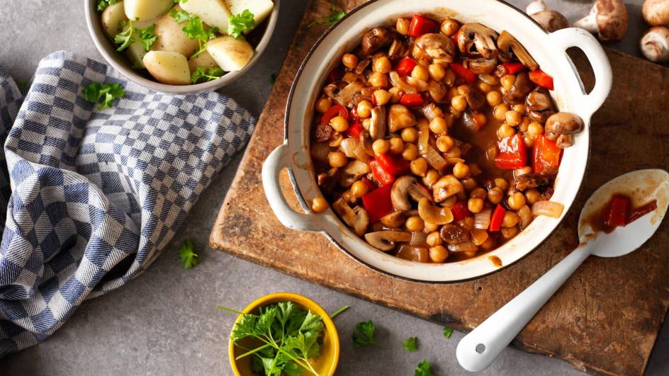 Vegetarisch pannetje met aardappelen, paprika en kikkererwten