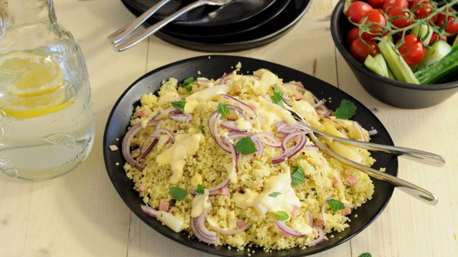 Couscous met asperges, frisse salade en aspergesaus