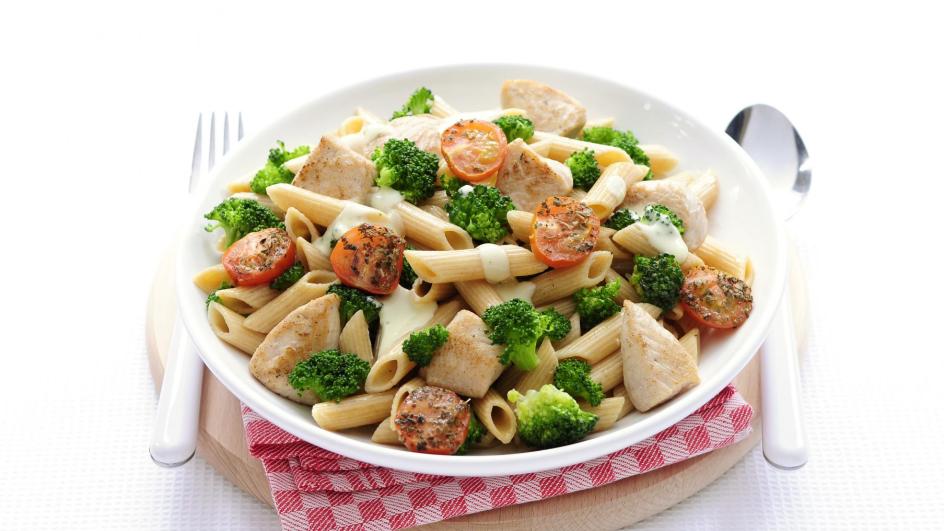 Kalkoenfilet met broccoli, trostomaatjes en volkoren penne