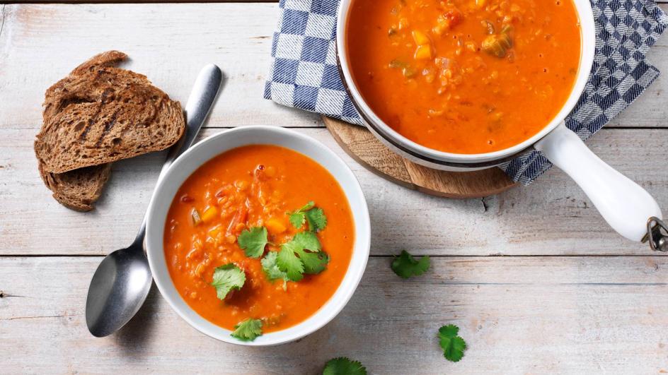 Thaise tomatensoep met linzen en koriander