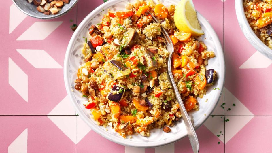 Couscous salade met aubergine, kikkererwten en noten