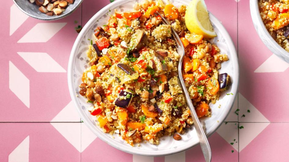 Couscous-salade met aubergine, kikkererwten en amandelen