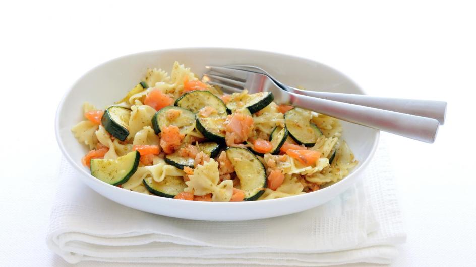 Farfalle pasta met gerookte zalm en courgette