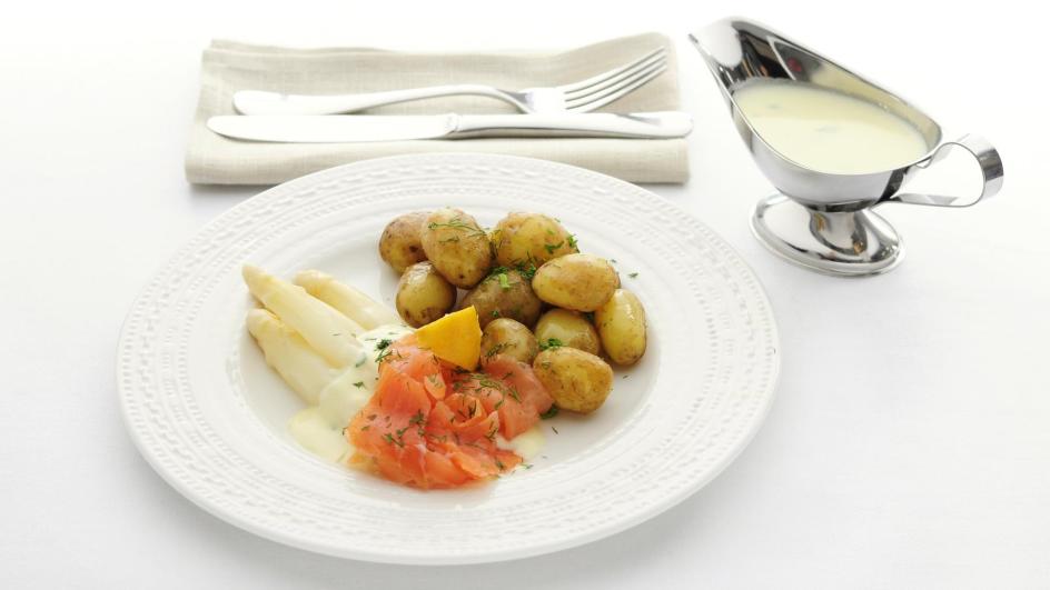 Witte asperges met gerookte zalm en krieltjes