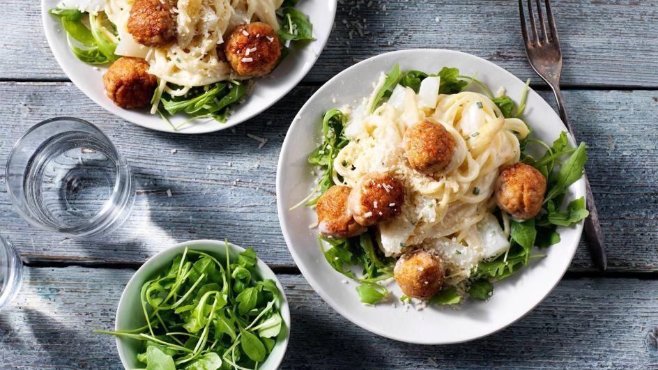 Spaghetti met witte asperges en vega gehaktballetjes