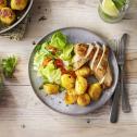 Gebakken bouillon aardappeltjes met kipfilet en een salade