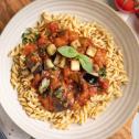 Snelle pasta met tomaat-auberginesaus