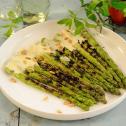 Gegrilde groene asperges met aspergesaus