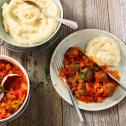 Gehaktballetjes in groenten tomatensaus met aardappelpuree kaas