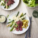 Gegrilde groene en witte asperges met biefstuk en asperge saus