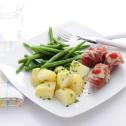Recept met rookworst uit de oven, gekookte aardappelen en sperziebonen