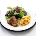 Slavink met gebakken aardappelschijfjes en rode bietensalade