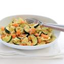 Farfalle pasta met gerookte zalm en courgette