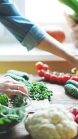 https://www.maggi.nl/sites/default/files/styles/search_result_153_272/public/article_images/Cooking%20with%20veggies.jpg?itok=8bl8WBLU