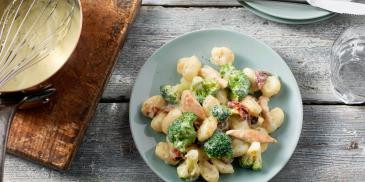 Gnocchi met 4-kazensaus, broccoli, spekjes en gedroogde tomaatjes