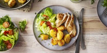 Gebakken bouillon aardappeltjes met kipfilet en een salade