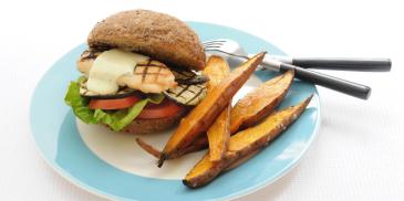 Kipburger met gegrilde aubergine en geroosterde zoete aardappel