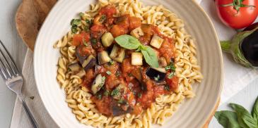 Snelle pasta met tomaat-auberginesaus