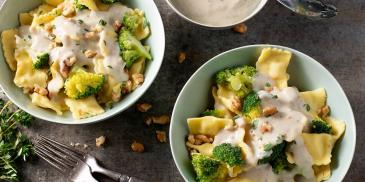 Vega kaasravioli met broccoli en champignonsaus