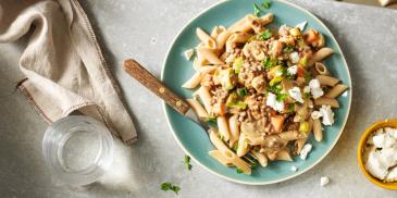 Vegetarische pasta met linzen, geitenkaas en champignonsaus